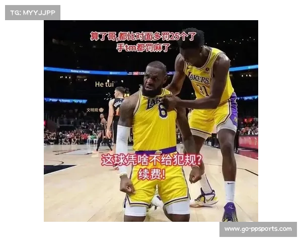 詹姆斯场边模仿裁判判罚，逗笑替补队友